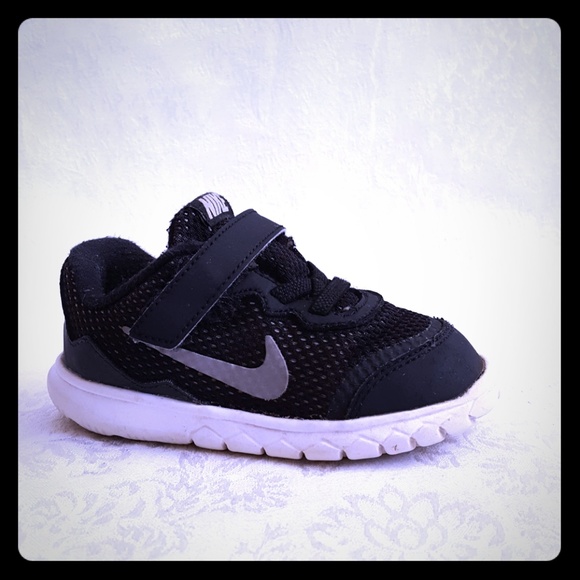 kids nike shoes velcro